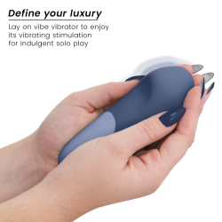 WOMANIZER - VIBE LAY-ON SILENT VIBRATOR DUNKELBLAU – Produktansicht 3