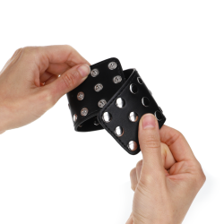KINK - HANDGELENKFESSELN MIT DRUCKVERSCHLUSS VOLLER NIETEN SCHWARZ VERSTELLBAR 19-24 CM X 5,5 CM – Produktansicht 2