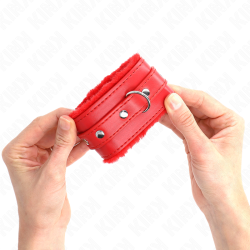 KINK - PREMIUM PELZGEFÜTTERTE HANDGELENKFESSELN ROT MIT ROTEM GÜRTEL VERSTELLBAR 17-29 CM X 6 CM – Produktansicht 4