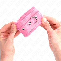 KINK - PREMIUM PELZGEFÜTTERTE HANDGELENKFESSELN ROSA MIT ROSA GÜRTEL VERSTELLBAR 17-29 CM X 6 CM – Produktansicht 3