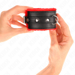 KINK - PREMIUM PELZGEFÜTTERTE HANDGELENKFESSELN ROT MIT SCHWARZEM GÜRTEL VERSTELLBAR 17-29 CM X 6 CM – Produktansicht 4