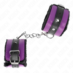 KINK - PREMIUM PELZGEFÜTTERTE HANDGELENKFESSELN SCHWARZ MIT LILA / SCHWARZER GÜRTEL VERSTELLBAR 17-29 CM X 6 CM –…