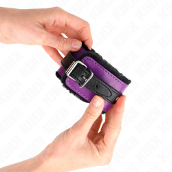 KINK - PREMIUM PELZGEFÜTTERTE HANDGELENKFESSELN SCHWARZ MIT LILA / SCHWARZER GÜRTEL VERSTELLBAR 17-29 CM X 6 CM –…