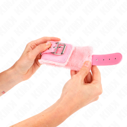 KINK - PELZGEFÜTTERTE HANDGELENKFESSELN ROSA MIT ROSA GÜRTEL VERSTELLBAR 17-29 CM X 6 CM – Produktansicht 4