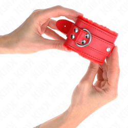 KINK - PELZGEFÜTTERTE HANDGELENKFESSELN ROT MIT ROTEM GÜRTEL VERSTELLBAR 17-29 CM X 6 CM – Produktansicht 4