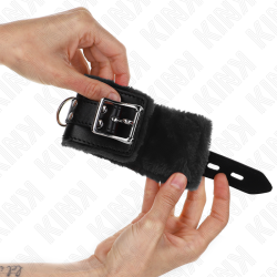 KINK - PELZGEFÜTTERTE HANDGELENKFESSELN SCHWARZ MIT SCHWARZEM GÜRTEL VERSTELLBAR 17-29 CM X 6 CM – Produktansicht 2