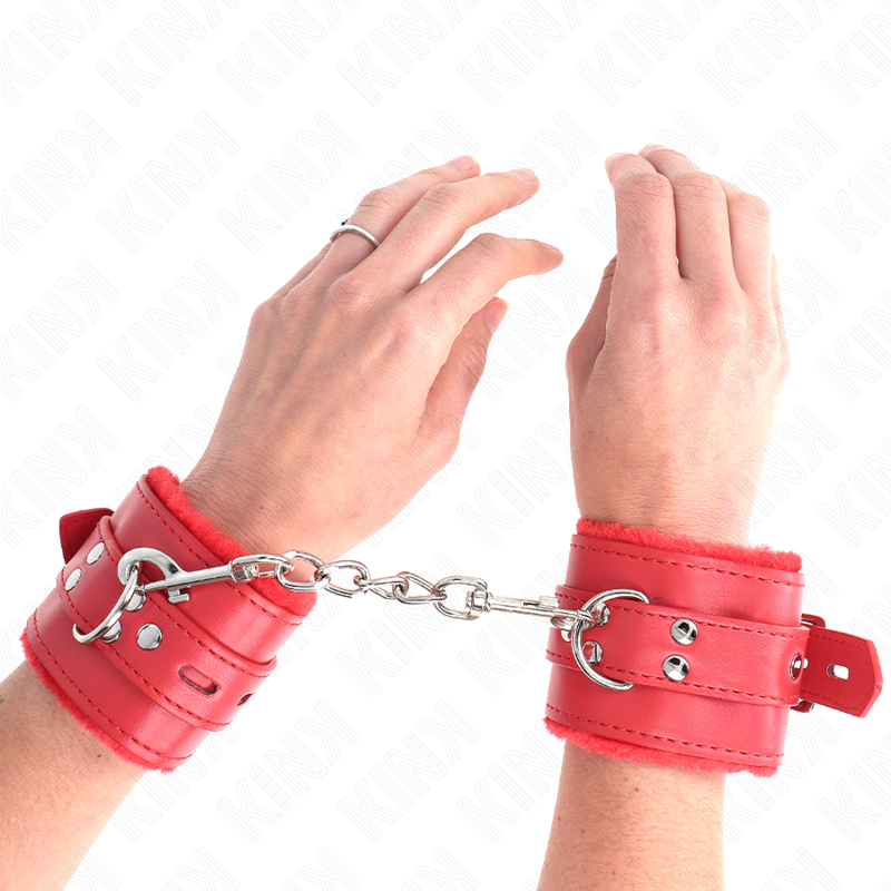 KINK - PELZGEFÜTTERTE HANDGELENKFESSELN MIT QUADRATISCHEN LÖCHERN, ROT UND ROTER GÜRTEL, VERSTELLBAR 17-29 CM…