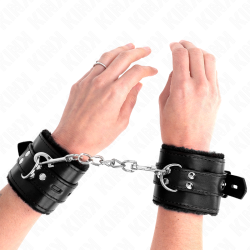 KINK - PELZGEFÜTTERTE HANDGELENKFESSELN MIT QUADRATISCHEN LÖCHERN, SCHWARZ UND SCHWARZ, VERSTELLBARER GÜRTEL…