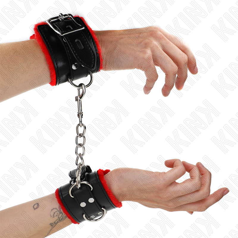 KINK - PELZGEFÜTTERTE HANDGELENKFESSELN MIT QUADRATISCHEN LÖCHERN, ROTER UND SCHWARZER GÜRTEL, VERSTELLBAR…