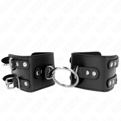KINK - FESTE HANDGELENKFESSELN MIT RING UND NIETEN VERSTELLBAR SCHWARZ 17-22 CM X 6,5 CM – Produktansicht 2