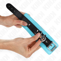 KINK - PREMIUM ABSCHLIEßBARE HANDGELENKFESSELN SCHWARZ/BLAU VERSTELLBAR 21-28 CM X 5,5 CM – Produktansicht 2