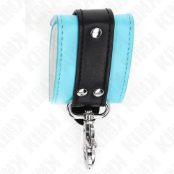 KINK - PREMIUM ABSCHLIEßBARE HANDGELENKFESSELN SCHWARZ/BLAU VERSTELLBAR 21-28 CM X 5,5 CM – Produktansicht 5