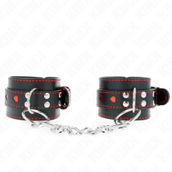 KINK - SCHWARZE HANDGELENKFESSELN MIT ROTER HERZEINLAGE, VERSTELLBAR 21-28 CM X 5,5 CM – Produktansicht 2