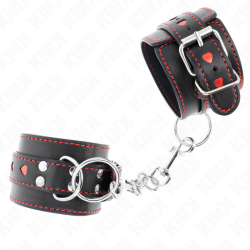 KINK - SCHWARZE HANDGELENKFESSELN MIT ROTER HERZEINLAGE, VERSTELLBAR 21-28 CM X 5,5 CM – Produktansicht 3