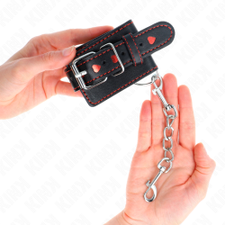 KINK - SCHWARZE HANDGELENKFESSELN MIT ROTER HERZEINLAGE, VERSTELLBAR 21-28 CM X 5,5 CM – Produktansicht 4