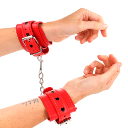 KINK - ROTE HANDGELENKSFESSELN MIT SCHWARZER HERZEINLAGE, VERSTELLBAR 21-28 CM X 5,5 CM – Produktansicht 3