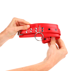 KINK - ROTE HANDGELENKSFESSELN MIT SCHWARZER HERZEINLAGE, VERSTELLBAR 21-28 CM X 5,5 CM – Produktansicht 4