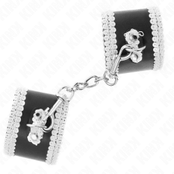 KINK - SCHWARZE HANDGELENKFESSELN MIT WEISSER DEKORIERTER SPITZE, VERSTELLBAR 20-23 CM X 5,5 CM – Produktansicht 3