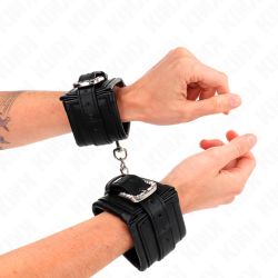 KINK - HANDGELENKFESSELN MIT STRASS-SCHNALLE, SCHWARZ, VERSTELLBAR 25-32 CM X 5,5 CM – Produktansicht 3