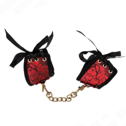 KINK - SCANDAL HANDGELENKSFESSELN ROT-SCHWARZE SPITZENDETAILS 24,5 CM X 6,5 CM – Produktansicht 2