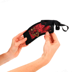 KINK - SCANDAL HANDGELENKSFESSELN ROT-SCHWARZE SPITZENDETAILS 24,5 CM X 6,5 CM – Produktansicht 4
