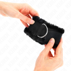 KINK - PELZGEFÜTTERTE HANDGELENKFESSELN SCHWARZ VERSTELLBAR 17-31 CM X 7 CM – Produktansicht 4
