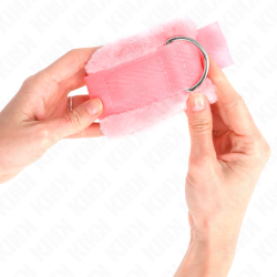 KINK - PELZGEFÜTTERTE HANDGELENKFESSELN ROSA VERSTELLBAR 17-31 CM X 7 CM – Produktansicht 4